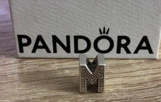 Charm Pandora Letra M Corazones Plata