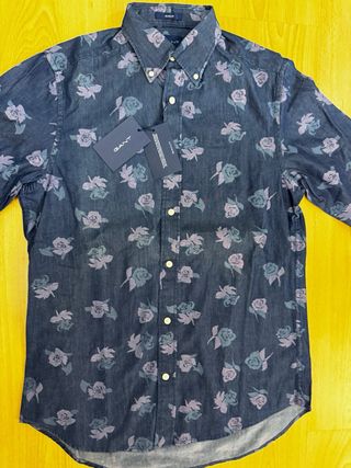 Camisa Gant floral azul y morada
