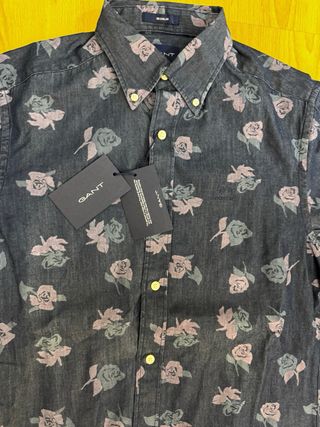 Camisa Gant floral azul y morada