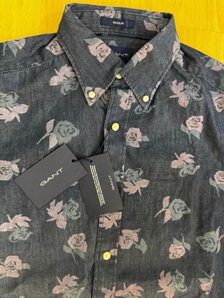 Camisa Gant floral azul y morada