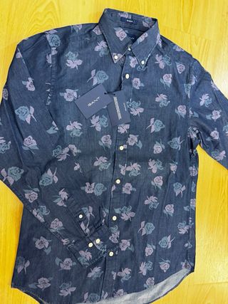 Camisa Gant floral azul y morada