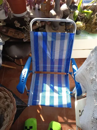 Silla de playa plegable azul y blanca