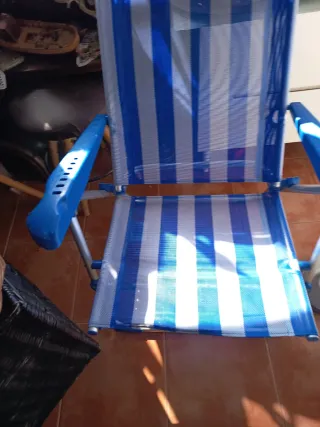 Silla de playa plegable azul y blanca