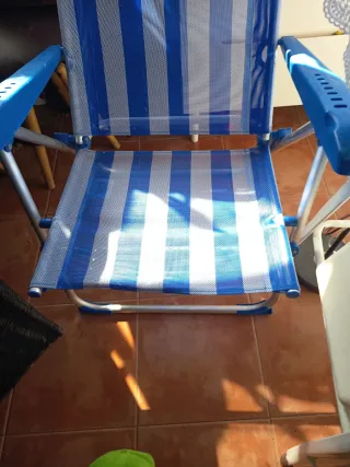 Silla de playa plegable azul y blanca