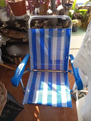 Silla de playa plegable azul y blanca