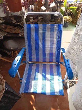 Silla de playa plegable azul y blanca