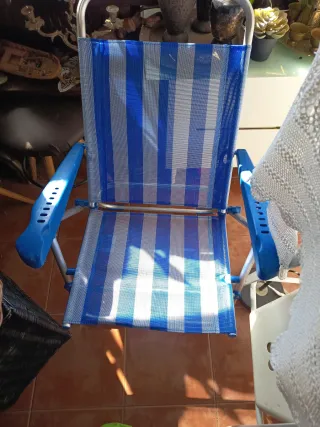 Silla de playa plegable azul y blanca