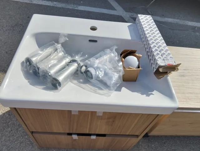 Lavatorio in ceramica Roca con mobile in legno