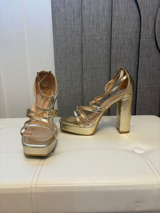 Zapatos de tacón dorados plataforma