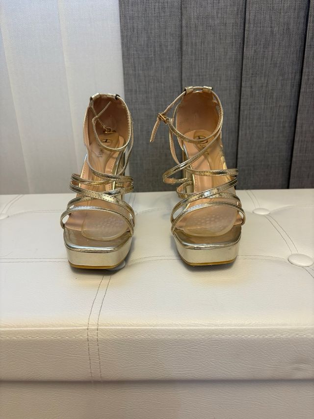 Zapatos de tacón dorados plataforma