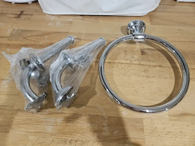 Accesorios de baño plateados