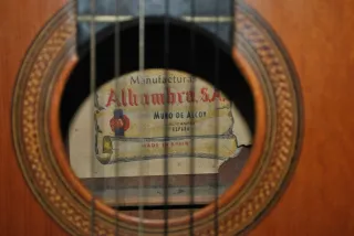 Antigua guitarra Alhambra