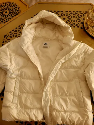Chaqueta Nike blanca con capucha