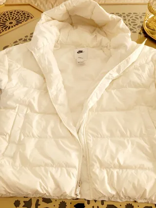Chaqueta Nike blanca con capucha