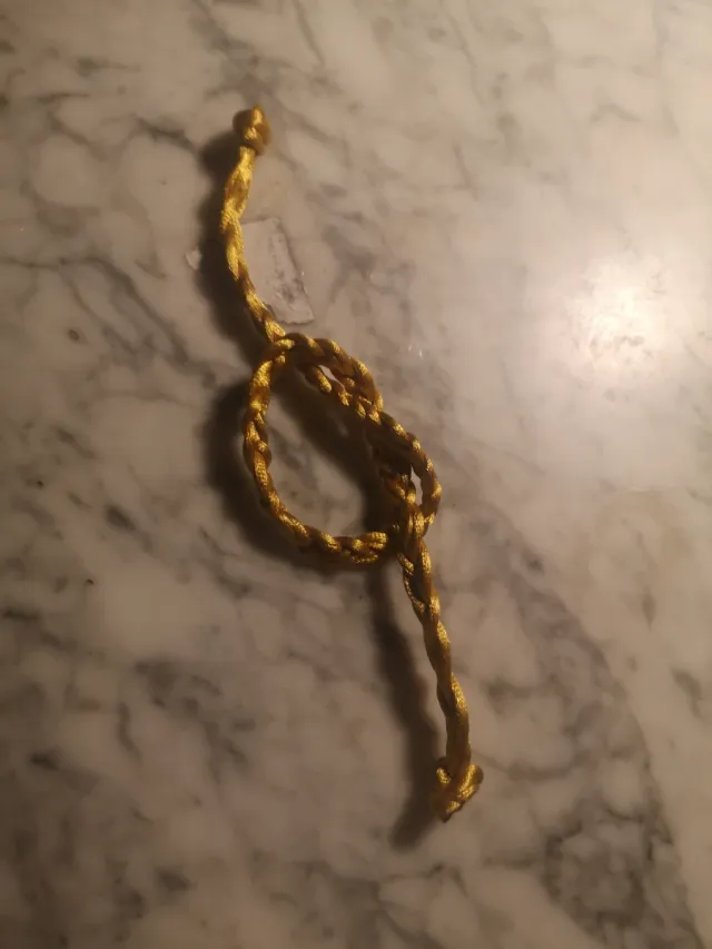 Colgante suerte asa bolso dorado