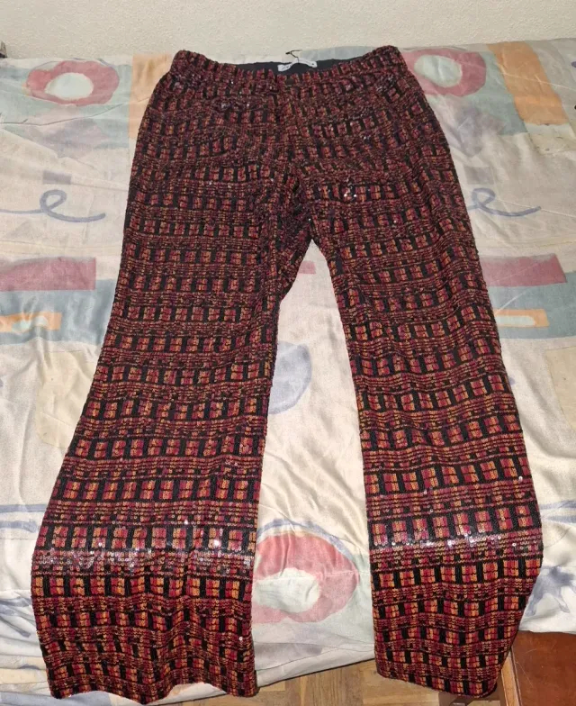 Pantalones de lentejuelas dorados y rojos