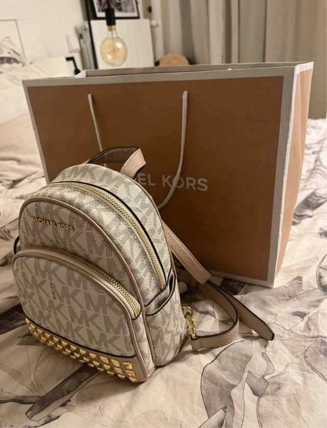 Mochila Michael Kors pequeña beige y dorada