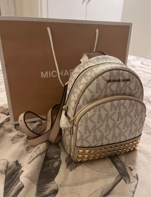 Mochila Michael Kors pequeña beige y dorada