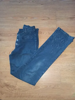 Pantalón vaquero azul con botones