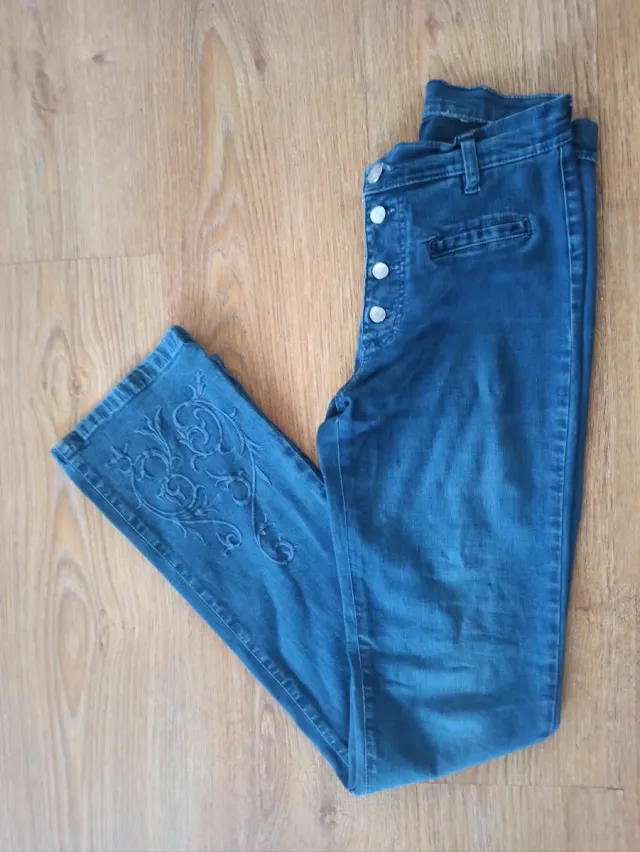 Pantalón vaquero azul con botones