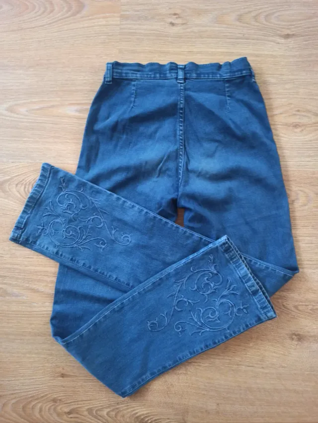Pantalón vaquero azul con botones