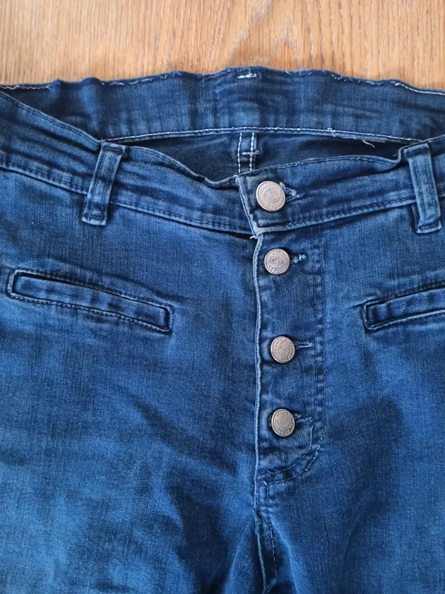 Pantalón vaquero azul con botones