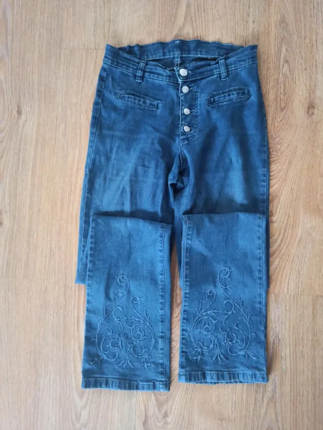 Pantalón vaquero azul con botones