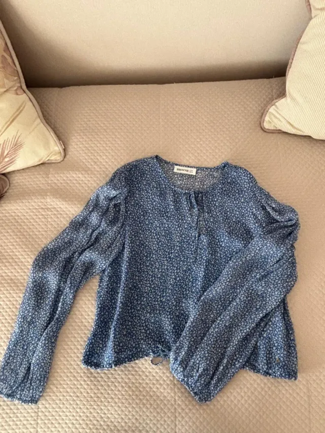 Blusa Brownie floral azul y blanco