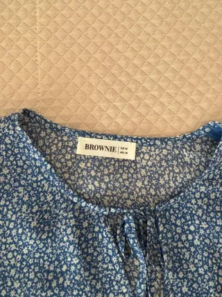 Blusa Brownie floral azul y blanco