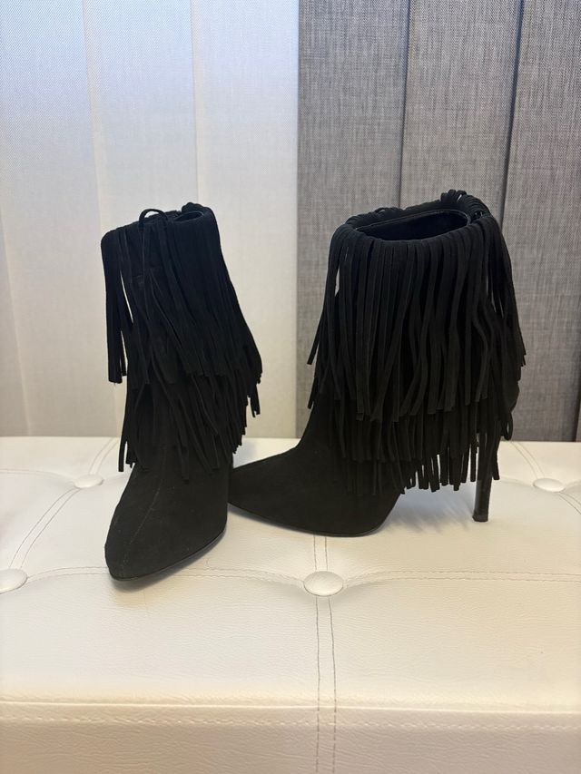 Botines negros con flecos