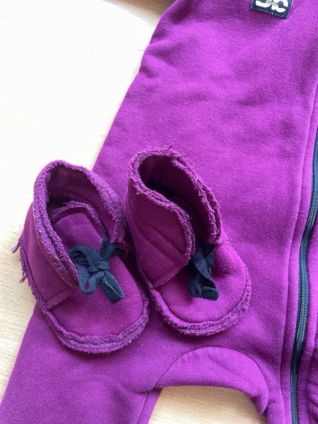 Conjunto mono y patucos morados