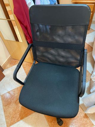 Escritorio blanco con cajones, estantería y silla.