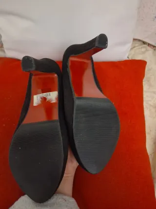 Zapatos de tacón negros ante plataforma