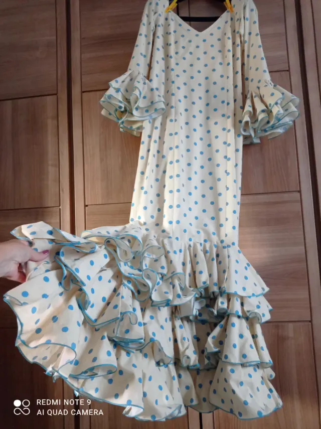 Traje de flamenca beige con lunares azules talla 4
