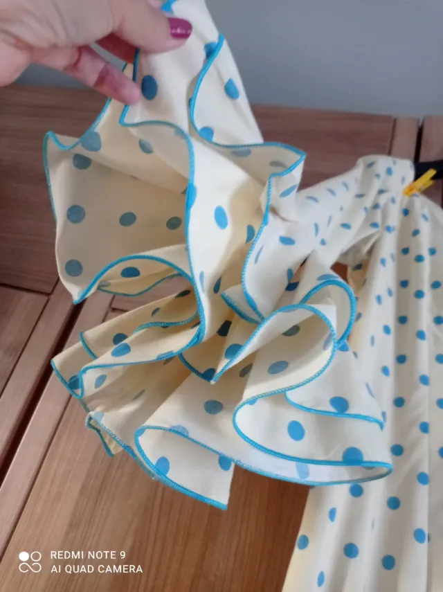 Traje de flamenca beige con lunares azules talla 4