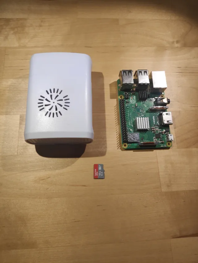 Raspberry Pi 3 B+ con scatola e SD
