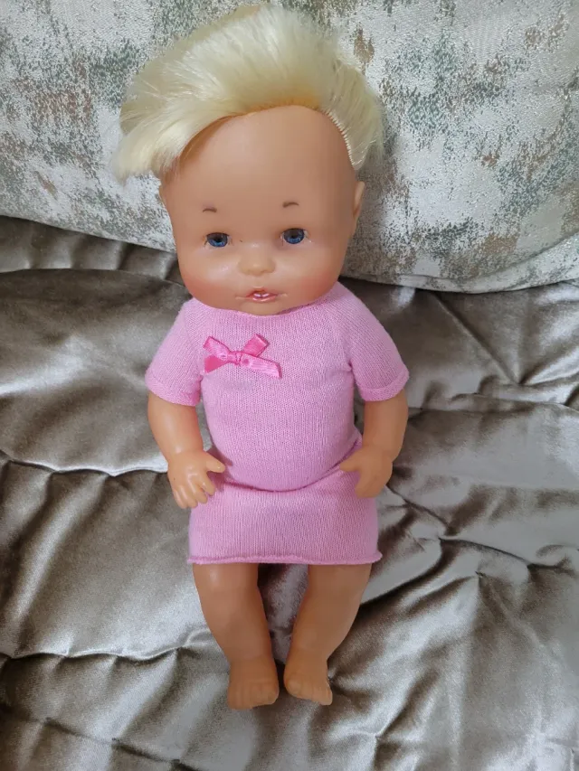 Muñeca bebé rubia con vestido rosa