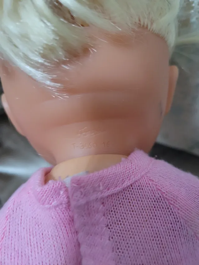 Muñeca bebé rubia con vestido rosa