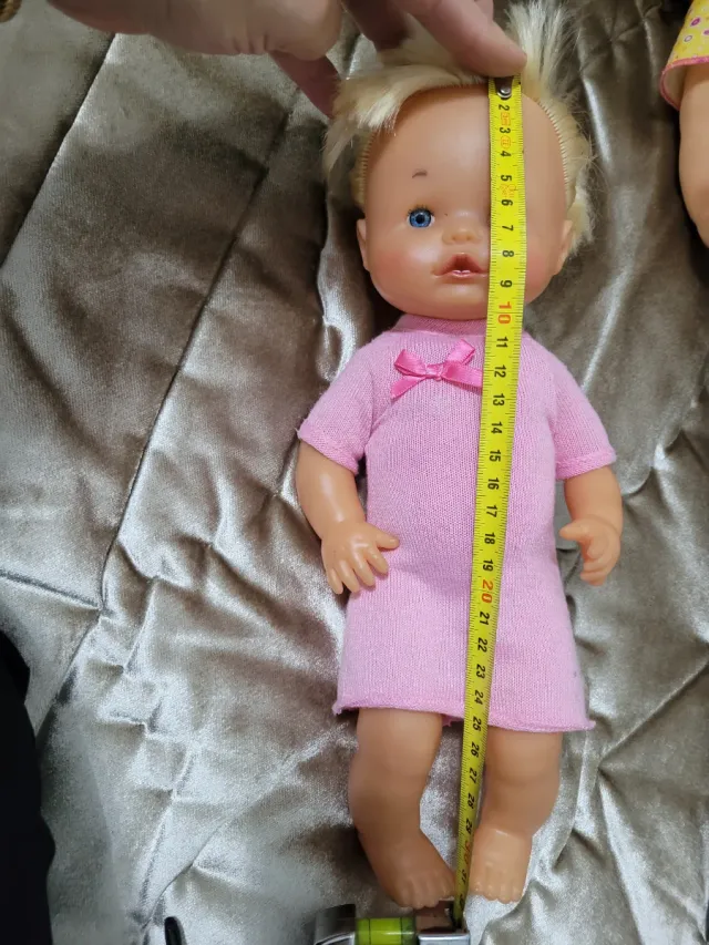 Muñeca bebé rubia con vestido rosa