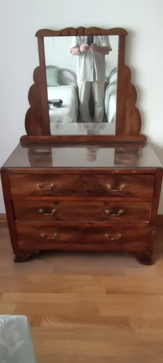 Cómoda vintage con espejo
