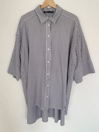 Camisa oversize de rayas azul marino y blancas