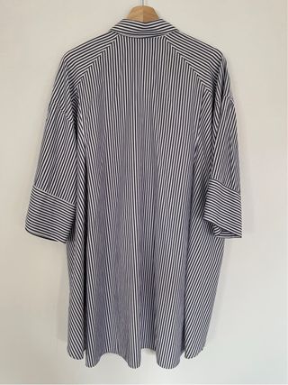 Camisa oversize de rayas azul marino y blancas