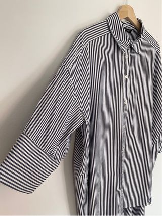 Camisa oversize de rayas azul marino y blancas