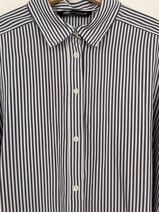 Camisa oversize de rayas azul marino y blancas