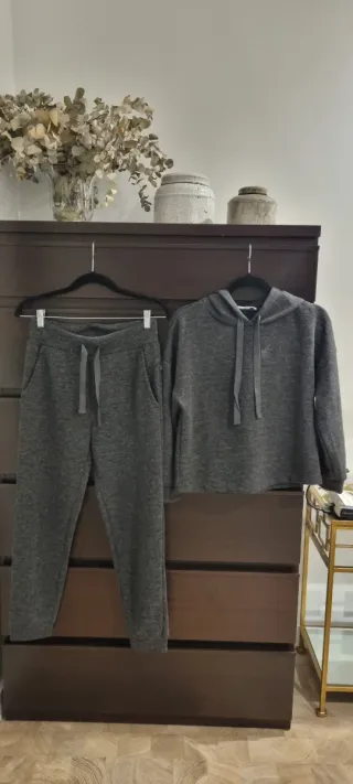 Conjunto sudadera y pantalón de Mango.