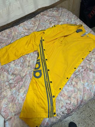 Pantalones Adidas Amarillos con Logo Lateral