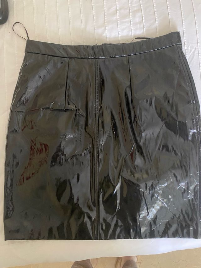 Falda efecto piel negra