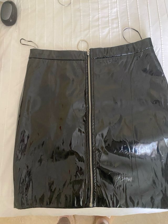 Falda efecto piel negra