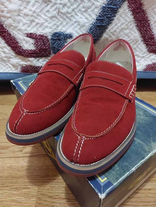 Zapatos de ante rojo para vestir