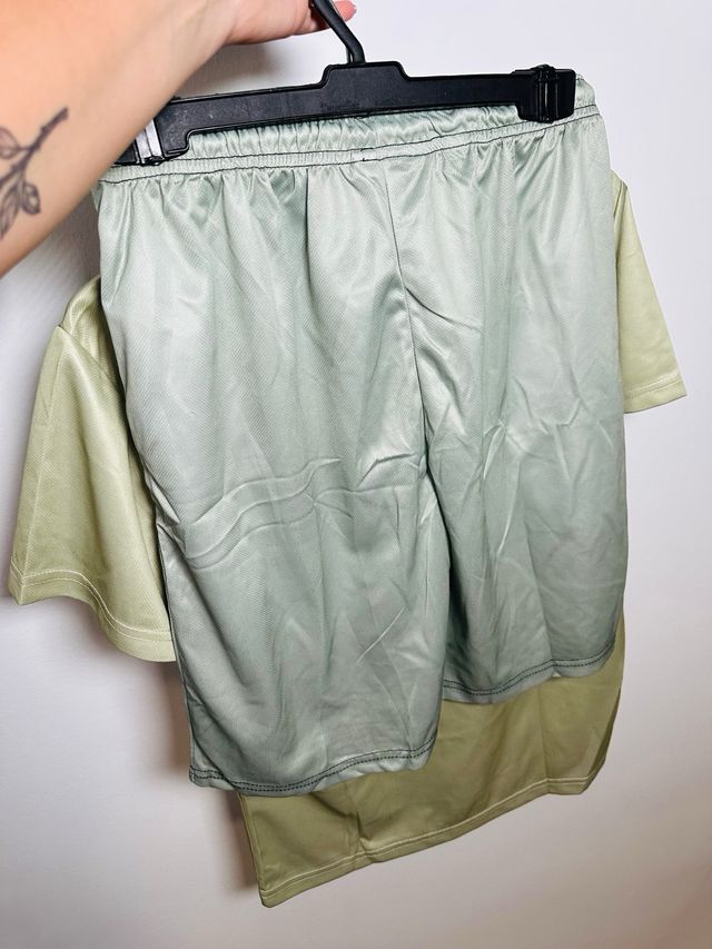 Conjunto S: Camiseta y Pantalón Deportivo Verde